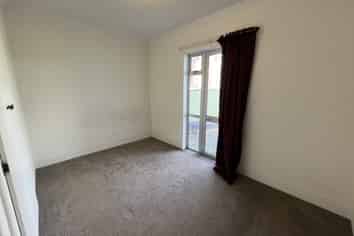 86 Linton Street, West End