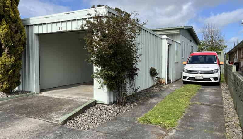 86 Linton Street, West End