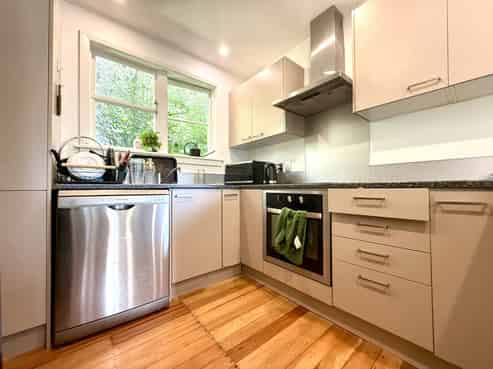 Upper leve/19 Montgomery Avenue, Karori