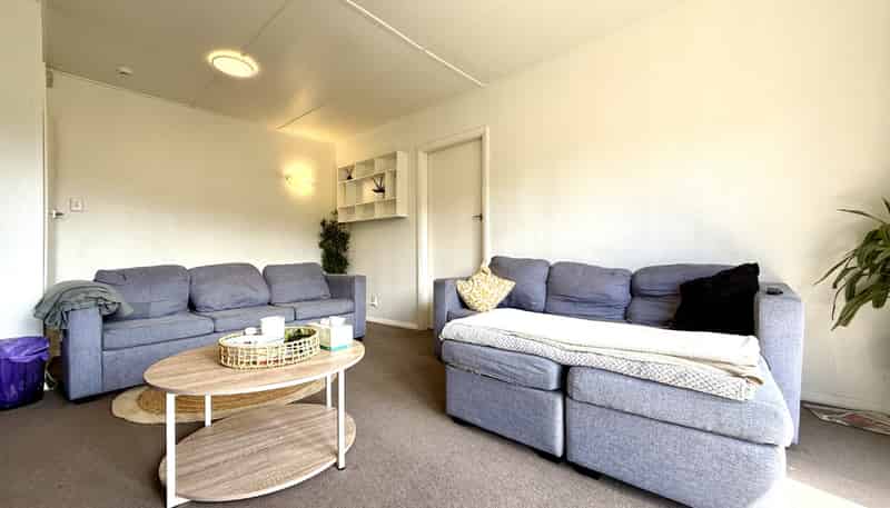 Upper leve/19 Montgomery Avenue, Karori