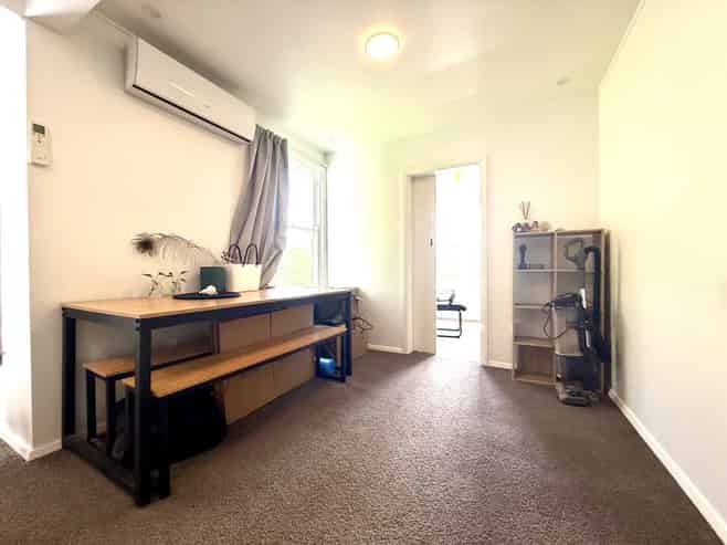 Upper leve/19 Montgomery Avenue, Karori