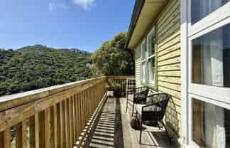 Upper leve/19 Montgomery Avenue, Karori