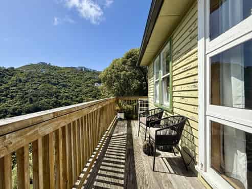 Upper leve/19 Montgomery Avenue, Karori