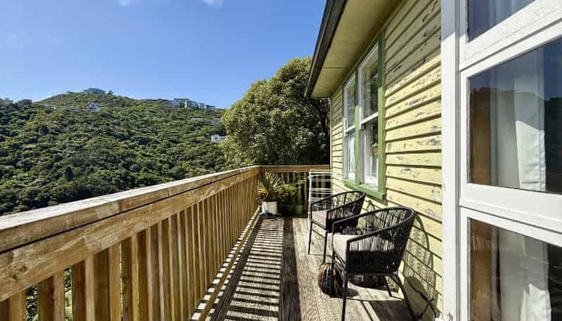 Upper leve/19 Montgomery Avenue, Karori