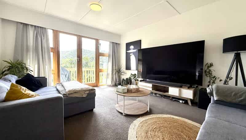 Upper leve/19 Montgomery Avenue, Karori