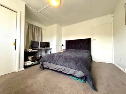 Upper leve/19 Montgomery Avenue, Karori