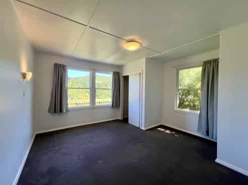 Upper leve/19 Montgomery Avenue, Karori