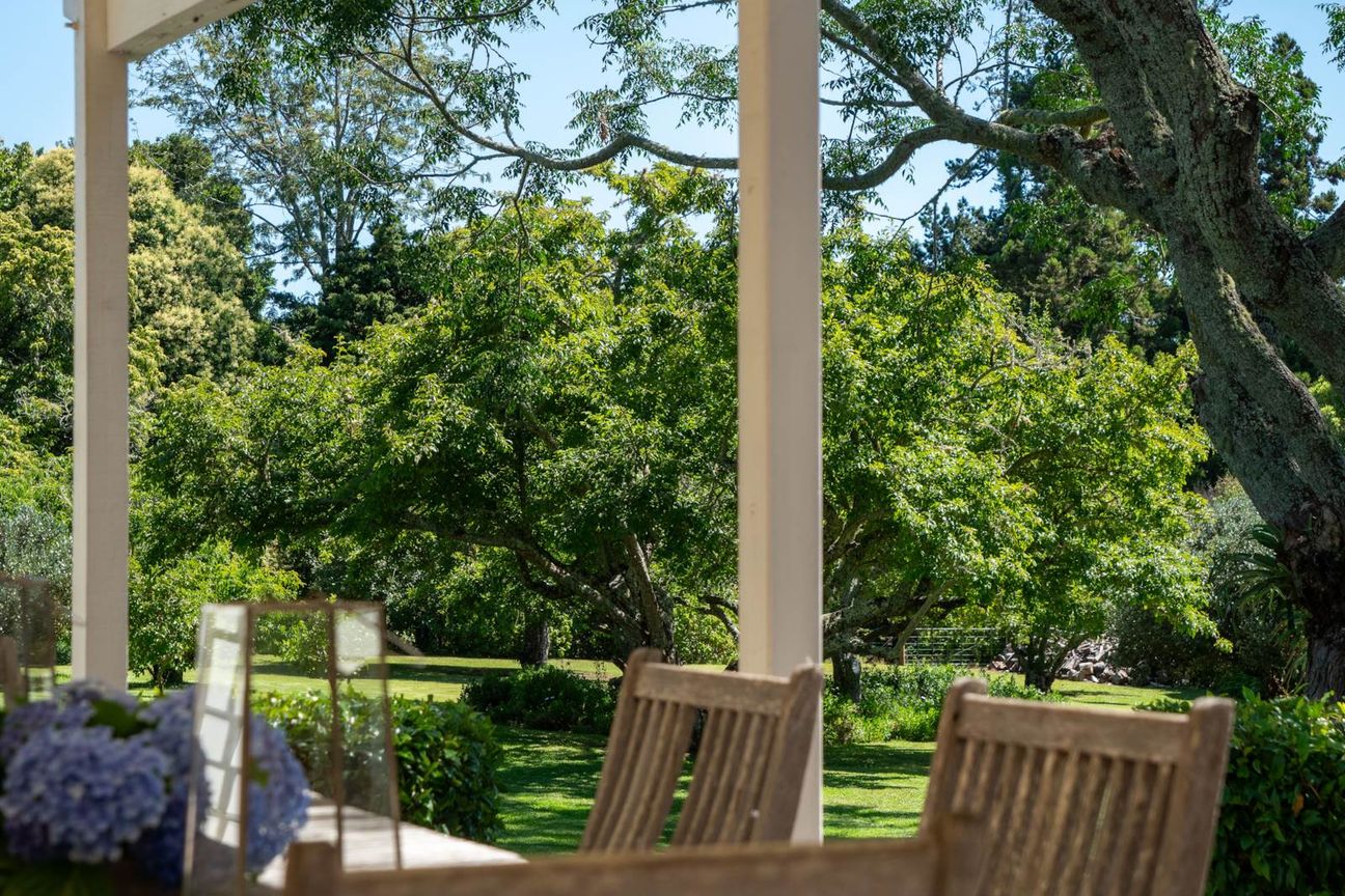 A Garden Sanctuary with Timeless Mission Rd Charm - Altro