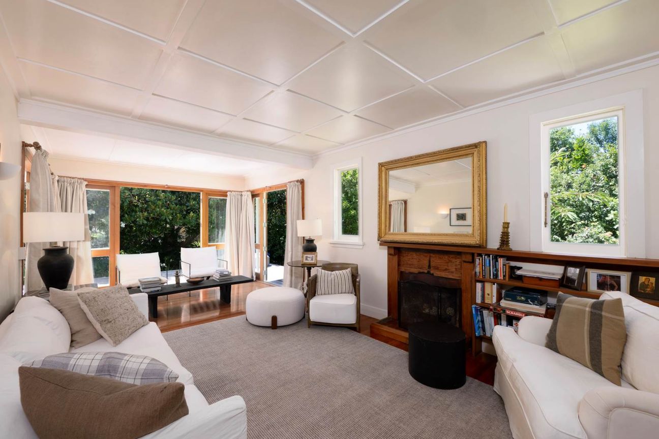 A Garden Sanctuary with Timeless Mission Rd Charm - Vista 3