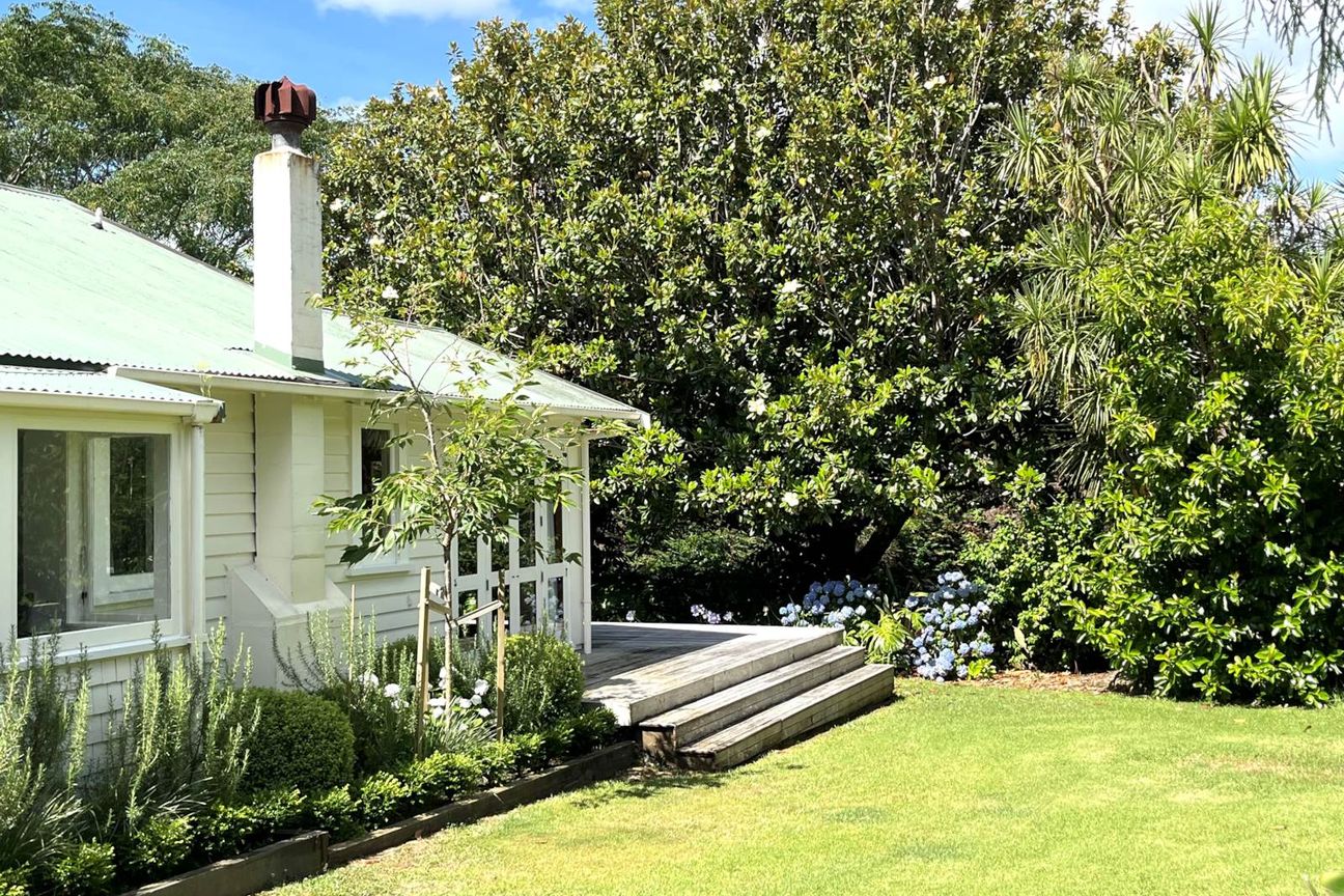 A Garden Sanctuary with Timeless Mission Rd Charm - Vista 2