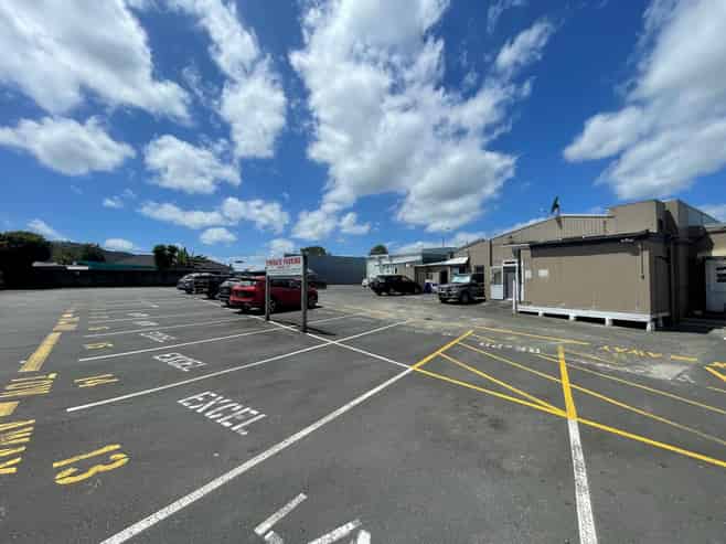 High exposure Te Kamo Retail