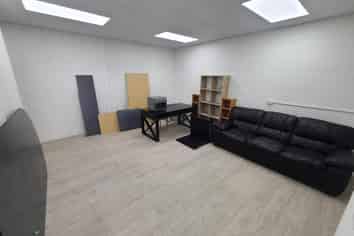 374M² ROAD FRONTAGE OFFICE/RETAIL SPACE FOR LEASE
