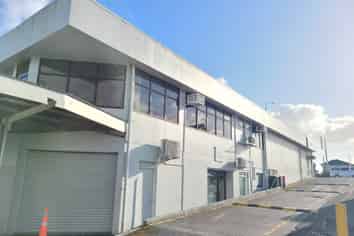 374M² ROAD FRONTAGE OFFICE/RETAIL SPACE FOR LEASE
