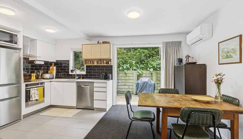 8/74 Derwent Street, Island Bay