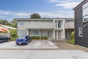 8/74 Derwent Street, Island Bay