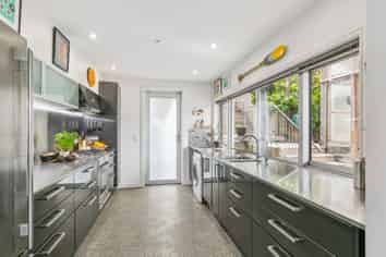 100 Owhiro Bay Parade, Owhiro Bay