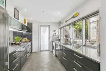 100 Owhiro Bay Parade, Owhiro Bay