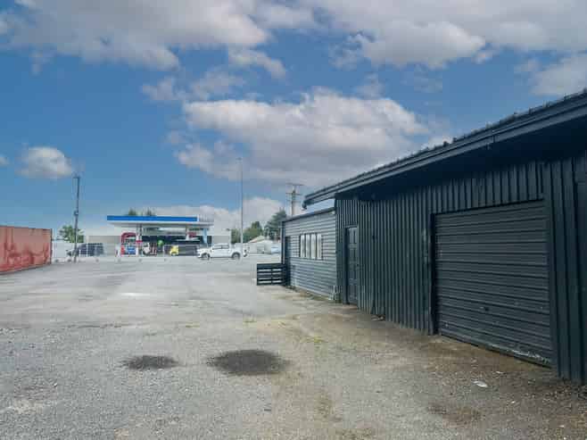 Yard with profile and warehouse
