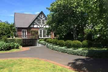 15 Heywood Crescent, Epsom