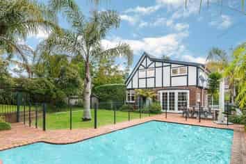 15 Heywood Crescent, Epsom