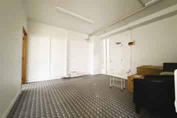 Highland Park Office with Amenities | 110 m2