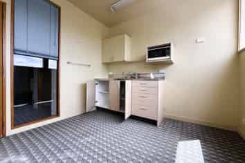 Highland Park Office with Amenities | 110 m2