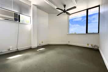 Highland Park Office with Amenities | 110 m2