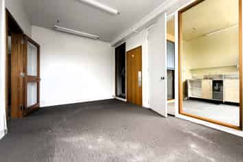 Highland Park Office with Amenities | 110 m2