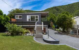 30 Beach Road, Waikawa