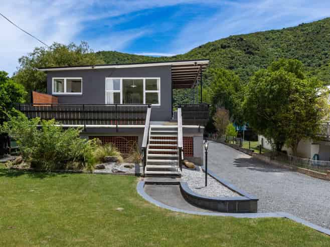 30 Beach Road, Waikawa