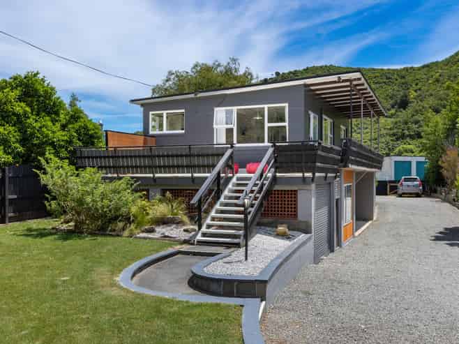 30 Beach Road, Waikawa