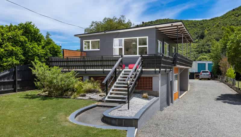 30 Beach Road, Waikawa