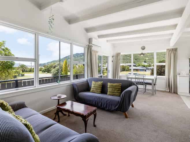 30 Beach Road, Waikawa