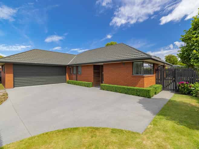 15 Farquhars Road, Redwood