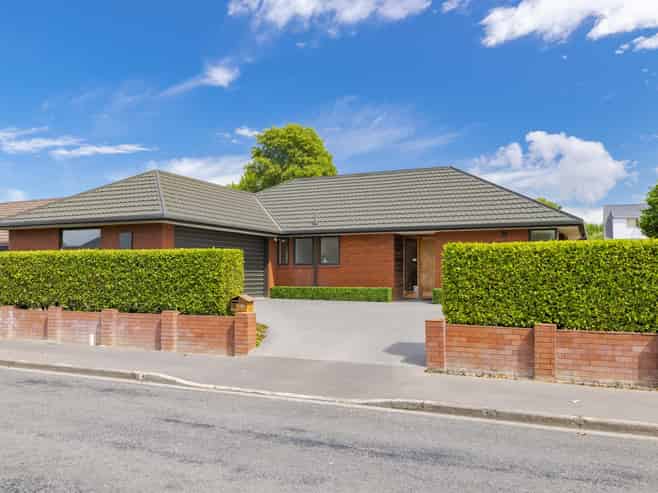 15 Farquhars Road, Redwood