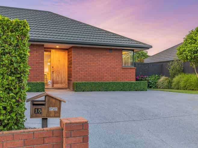 15 Farquhars Road, Redwood