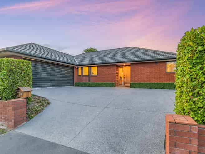 15 Farquhars Road, Redwood