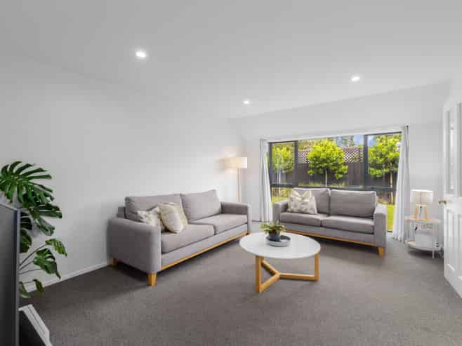 15 Farquhars Road, Redwood