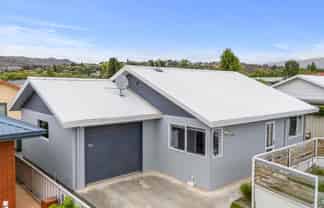 2D Mayfair Grove, Alexandra