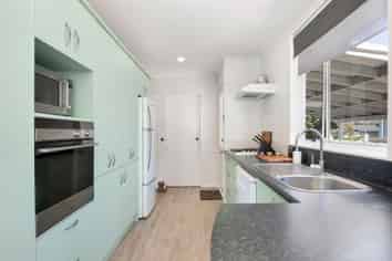 186 California Drive, TOTARA PARK