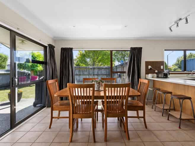 907 Lawrence Street, Akina