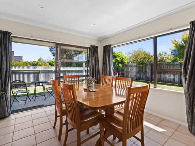 907 Lawrence Street, Akina