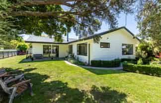 907 Lawrence Street, Akina