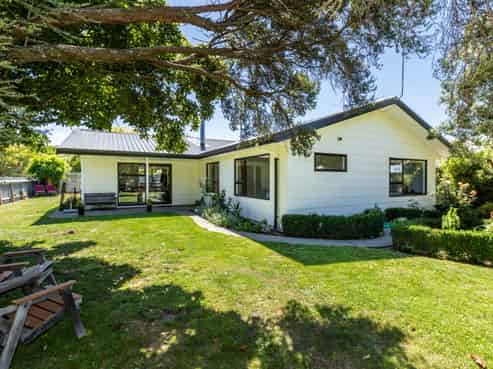 907 Lawrence Street, Akina