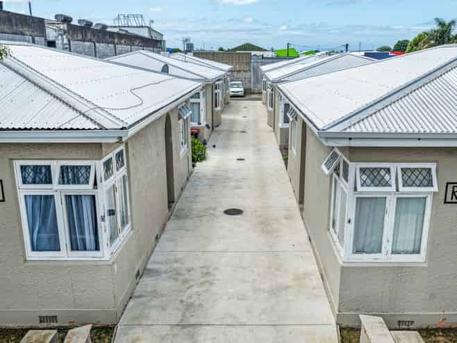 1-6/402 Queen Street East, Hastings