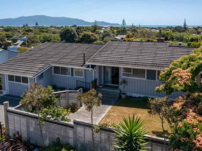 7 Kawau Grove, Waikanae Beach