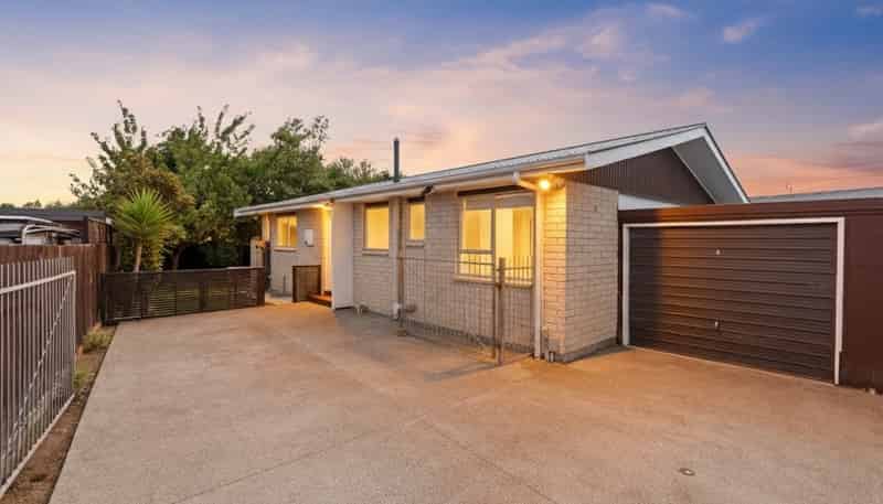 2/11 Peckham Lane, Woolston