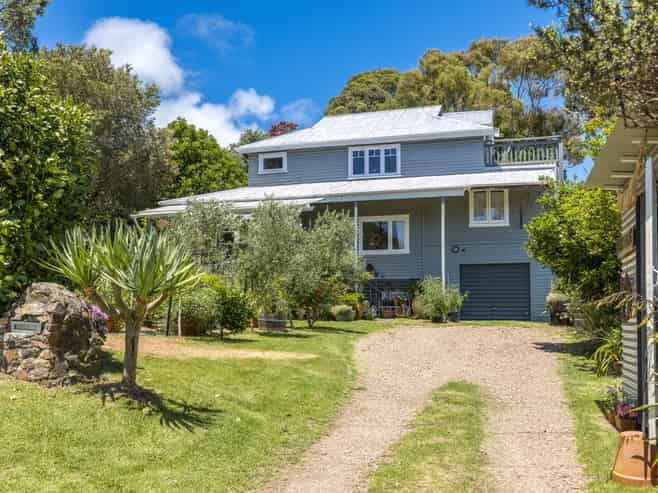 12 Waiata Road, Onetangi
