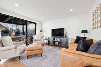 1/51 Kings Crescent, Central Hutt