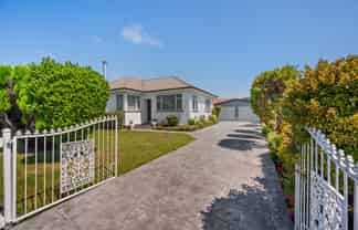405 Willowpark Road South, Akina